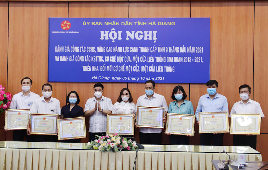 Phó Chủ tịch Thường trực UBND tỉnh Hoàng Gia Long trao Bằng khen cho các cá nhân có thành tích xuất sắc trong công tác kiểm soát TTHC, thực hiện cơ chế “một cửa”, “một cửa liên thông” giai đoạn 2018 – 2021.