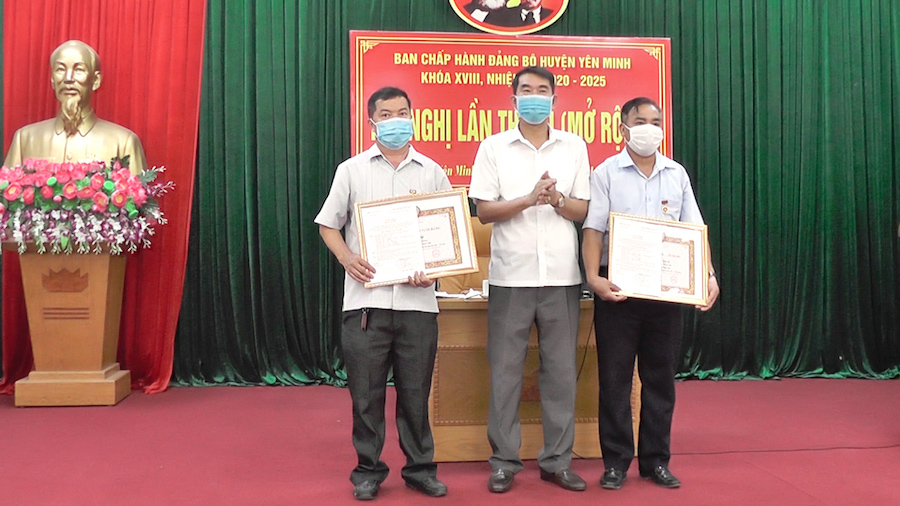 Tại hội nghị, lãnh đạo huyện Yên Minh trao Huy hiệu 30 năm tuổi Đảng cho các đồng chí: Sùng Mí Thề, Chi bộ Văn phòng UBND huyện; Tống Đức Bách, Chi bộ UBKT Huyện ủy.