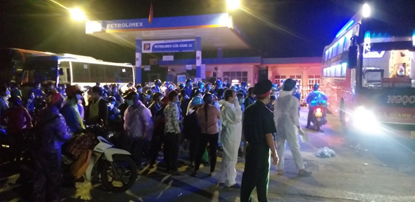 Lượng lớn lao động từ Bình Dương trở về Hà Giang bằng xe máy