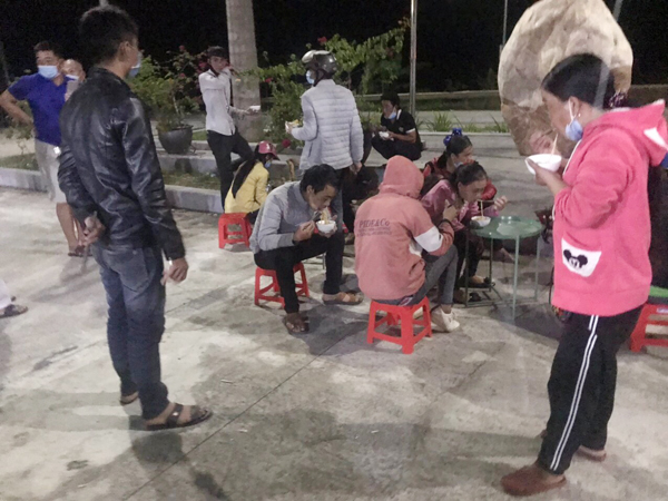 Những bữa ăn tạm thời của người lao động tại chốt kiểm dịch