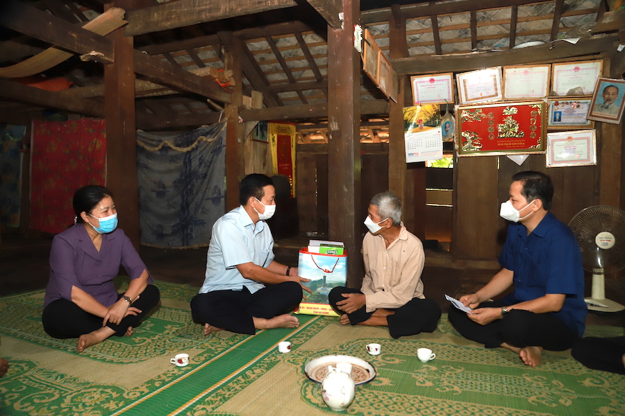 Chủ tịch UBND tỉnh Nguyễn Văn Sơn và lãnh đạo huyện Bắc Mê thăm, tặng quà ông Bồn Văn Bòng