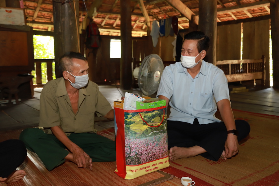 Chủ tịch UBND tỉnh Nguyễn Văn Sơn tặng quà gia đình ông Nguyễn Công Nghệ