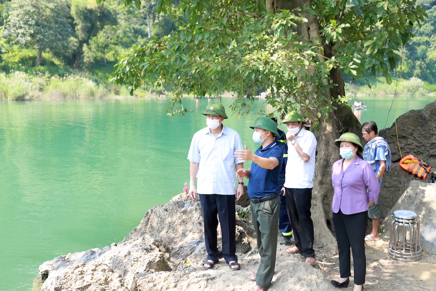 Chủ tịch UBND tỉnh Nguyễn Văn Sơn kiểm tra, chỉ đạo công tác tìm kiếm học sinh mất tích trong vụ lật thuyền 