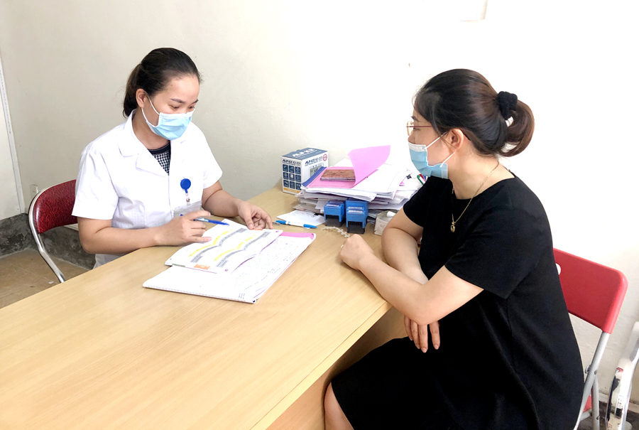 Cán bộ Trung tâm Kiểm soát bệnh tật tỉnh tuyên truyền phòng, chống bệnh cúm cho người dân.