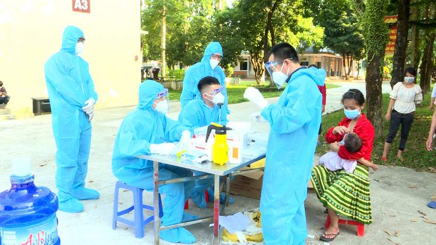 Phó Chủ tịch UBND tỉnh Trần Đức Quý kiểm tra tại khu cách ly Trung đoàn 877.