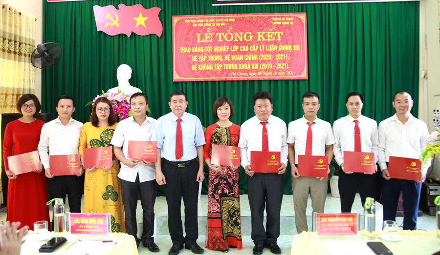 Các học viên lớp cao cấp lý luận chính trị hệ không tập trung khóa XIV, năm học 2019 – 2020 nhận Bằng tốt nghiệp. 