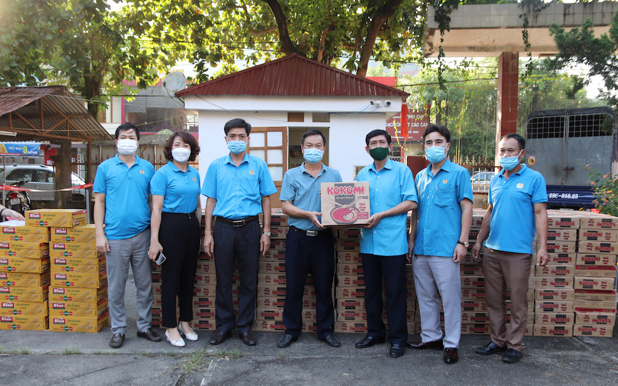 Liên đoàn Lao động tỉnh trao quà hỗ trợ công dân tại khu cách ly y tế tập trung Trường Chính trị tỉnh cũ.