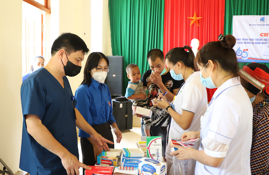 Các y, bác sỹ cấp phát thuốc cho người dân