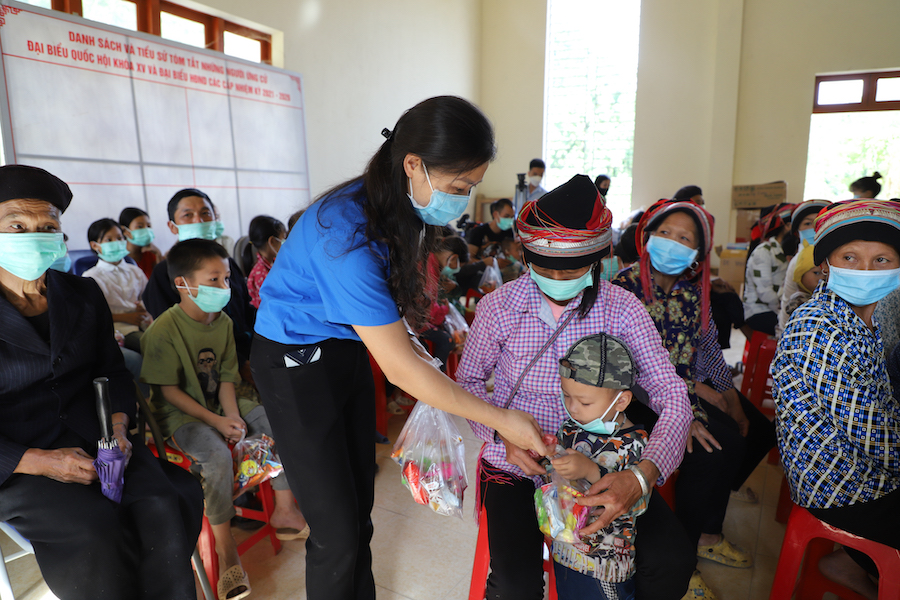 Đoàn viên thanh niên phát quà cho trẻ em