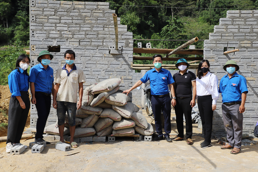 Lãnh đạo Tỉnh đoàn trao xi măng cho các hộ đoàn viên đang xây dựng nhà ở