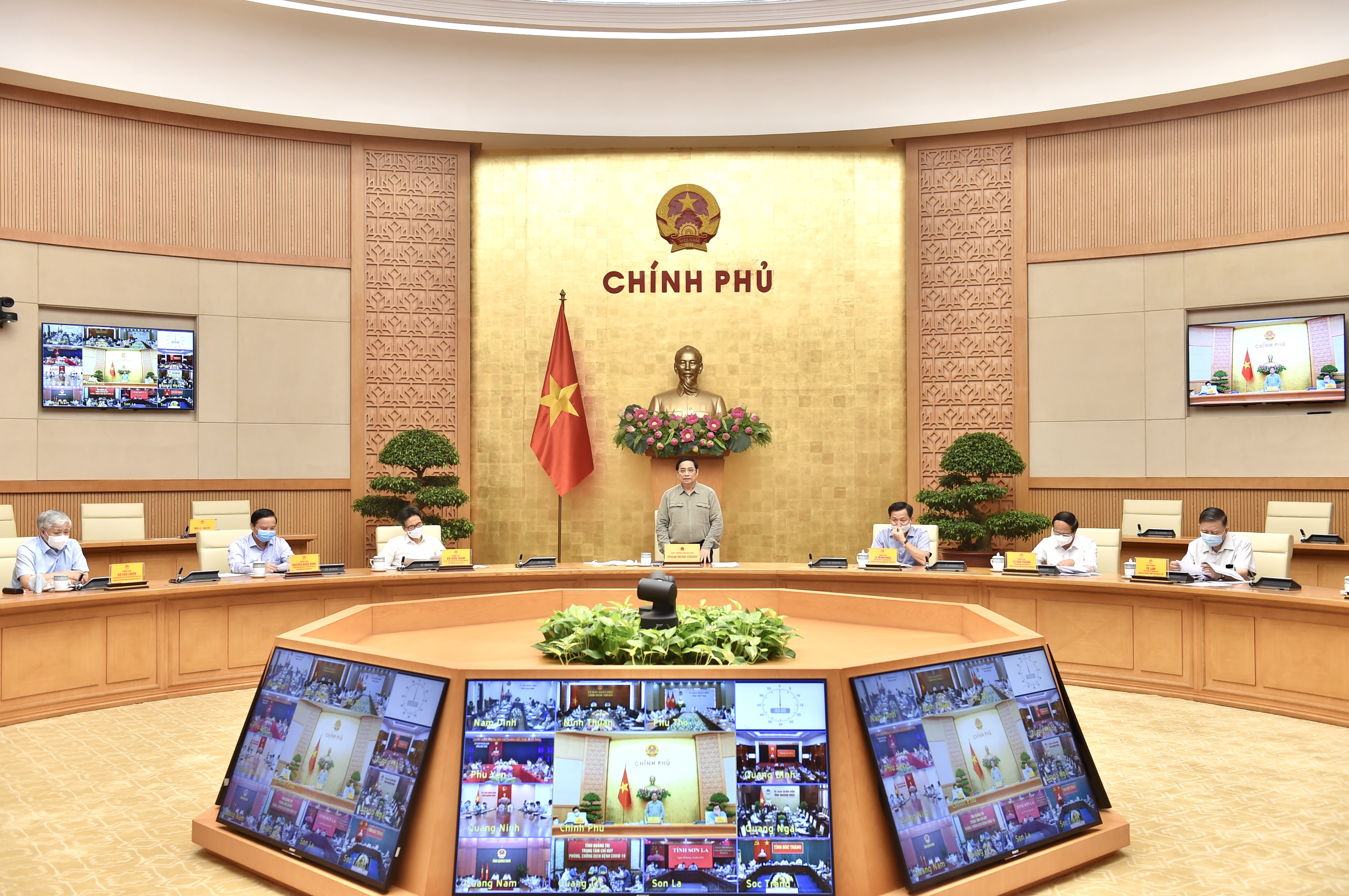 Sáng 9/10, Thủ tướng Chính phủ Phạm Minh Chính, Trưởng Ban Chỉ đạo quốc gia phòng chống COVID-19 chủ trì cuộc họp trực tuyến toàn quốc của Ban Chỉ đạo với các địa phương. Cuộc họp tập trung đánh giá kết quả  thực hiện các nhiệm vụ phòng chống dịch trong 2 tuần qua. 