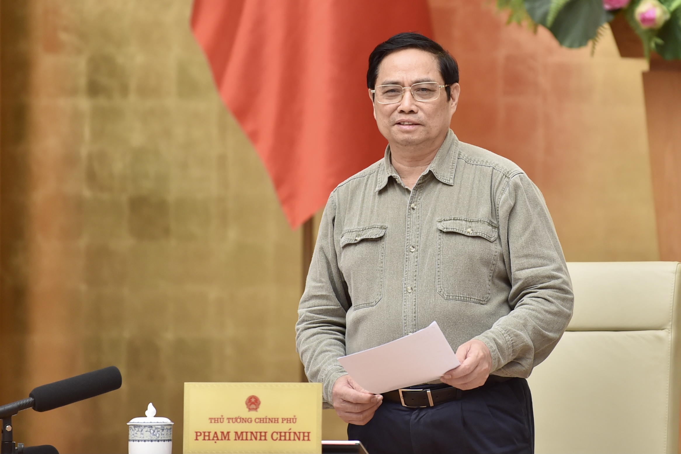 Thủ tướng nhấn mạnh: Từ bài học kinh nghiệm trong nước và quốc tế được đúc rút thời gian qua, thời gian tới, phải có tư duy, nhận thức và tổ chức thực hiện đổi mới hơn, sát tình hình thực tế hơn, phù hợp diễn biến tình hình dịch bệnh và yêu cầu khôi phục, phát triển kinh tế xã hội. 