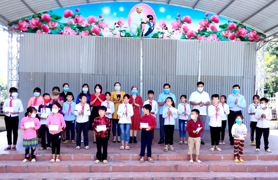 Hội Khuyến học tỉnh trao học bổng cho học sinh Trường Tiểu học Pả Vi (Mèo Vạc).  						Ảnh: CTV