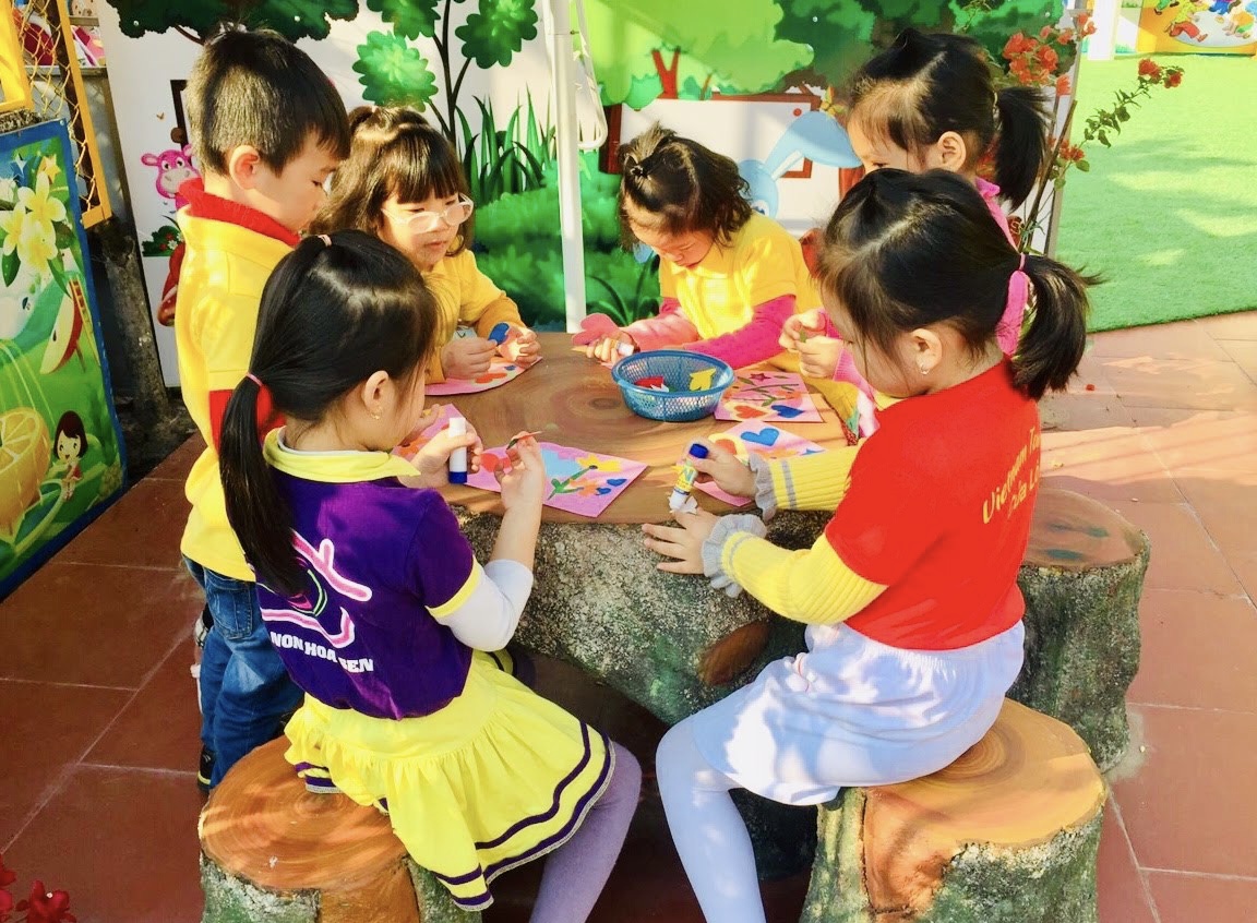 Học sinh Trường Mầm non Hoa Sen (thành phố Hà Giang) làm thiệp giờ ngoại khóa.
