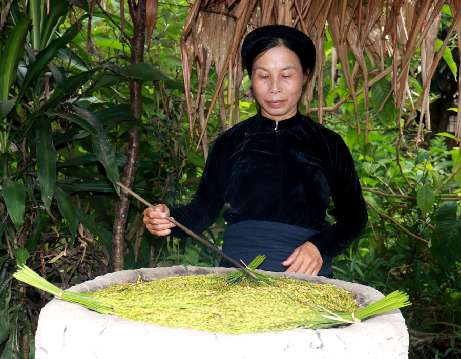 Khi sấy cốm, người làm cốm phải luôn tay để kiểm soát ngọn lửa đủ độ. Đây là công đoạn quan trọng nhất, cần phải đảo liên tục để hạt thóc không bị cháy  