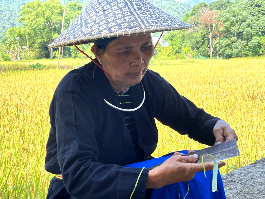 Sau khi chẻ nhỏ, nan tre cần được vót kỹ để có độ dẻo dai.