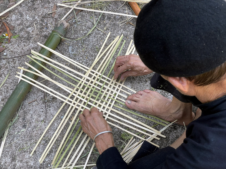 Xong công đoạn chẻ nan, nghệ nhân bắt đầu đan các nan tre vào với nhau để tạo ra thành phẩm. Mỗi sản phẩm lại có một kỹ thuật đan khác nhau.