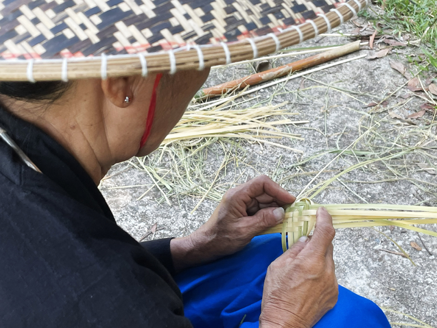 Thông thường, một sản phẩm đan lát sẽ mất từ 2 - 3 tiếng để hoàn thành phần khung, sau đó có thể sử dụng ngay hoặc đem đi nhuộm để có các loại hoa văn đặc sắc.
