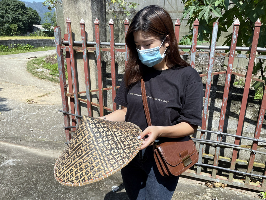 Với sự độc đáo của chất liệu và hoa văn, sản phẩm đan lát truyền thống tại Phương Tiến luôn được tìm mua mỗi khi có khách ghé thăm.
