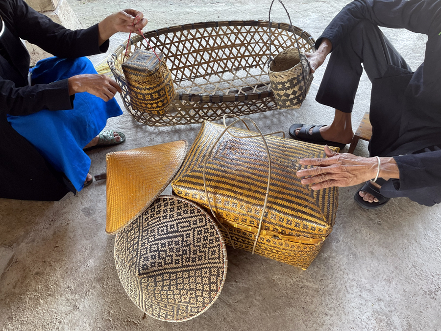 Chỉ từ những nan tre mộc mạc, nghệ nhân đan lát có thể làm ra vô số sản phẩm phục vụ đời sống hằng ngày, từ chiếc nón che mưa che nắng, chiếc giỏ nhỏ xinh cho tới chiếc rương đựng đồ, chiếc nôi cho trẻ em...