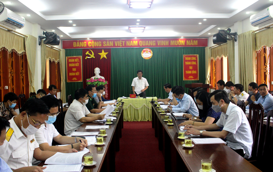 Chủ tịch Ủy ban MTTQ tỉnh Vàng Seo Cón, Trưởng đoàn công tác phát biểu kết luận buổi làm việc.