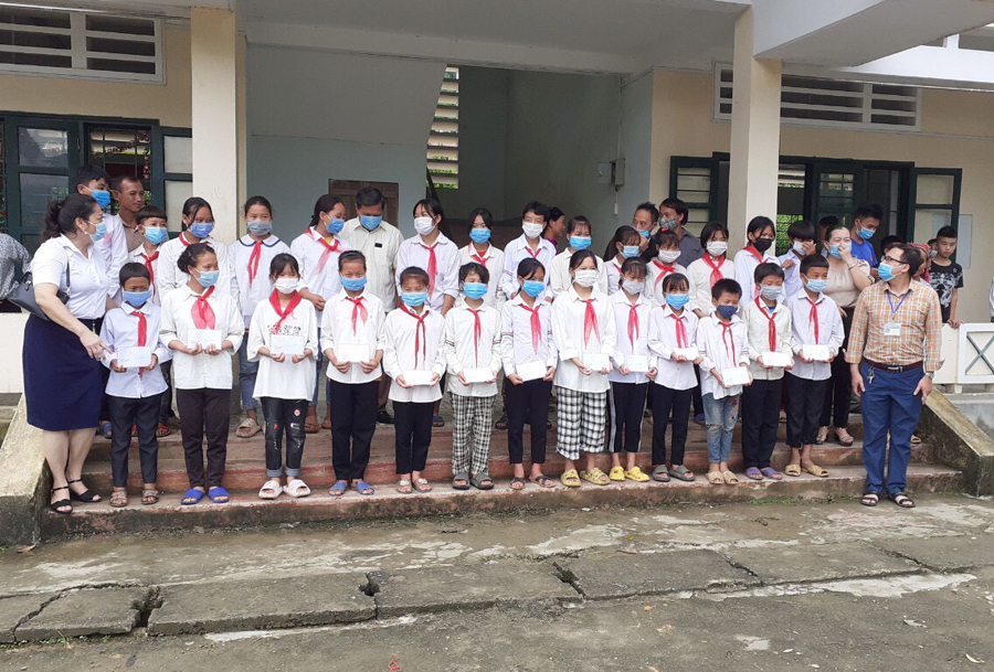 Đại diện lãnh đạo xã Thuận Hòa (Vị Xuyên) trao tiền hỗ trợ của Quỹ Khuyến học – Khuyến tại của tỉnh, của huyện cho các em học sinh Trường PTDT bán trú THCS Thuận Hòa đã có thành tích trong học tập, năm học 2020 - 2021