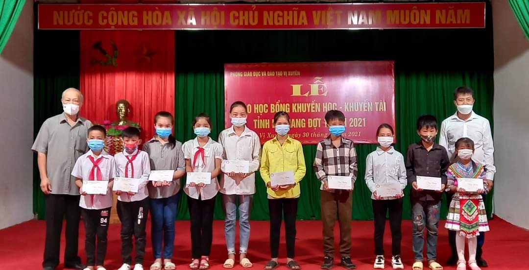 Phòng GD&ĐT huyện Vị Xuyên trao học bỗng cho học sinh có thành tích xuất sắc trong học tập từ Quỹ Khuyến học - Khuyến tài của tỉnh.