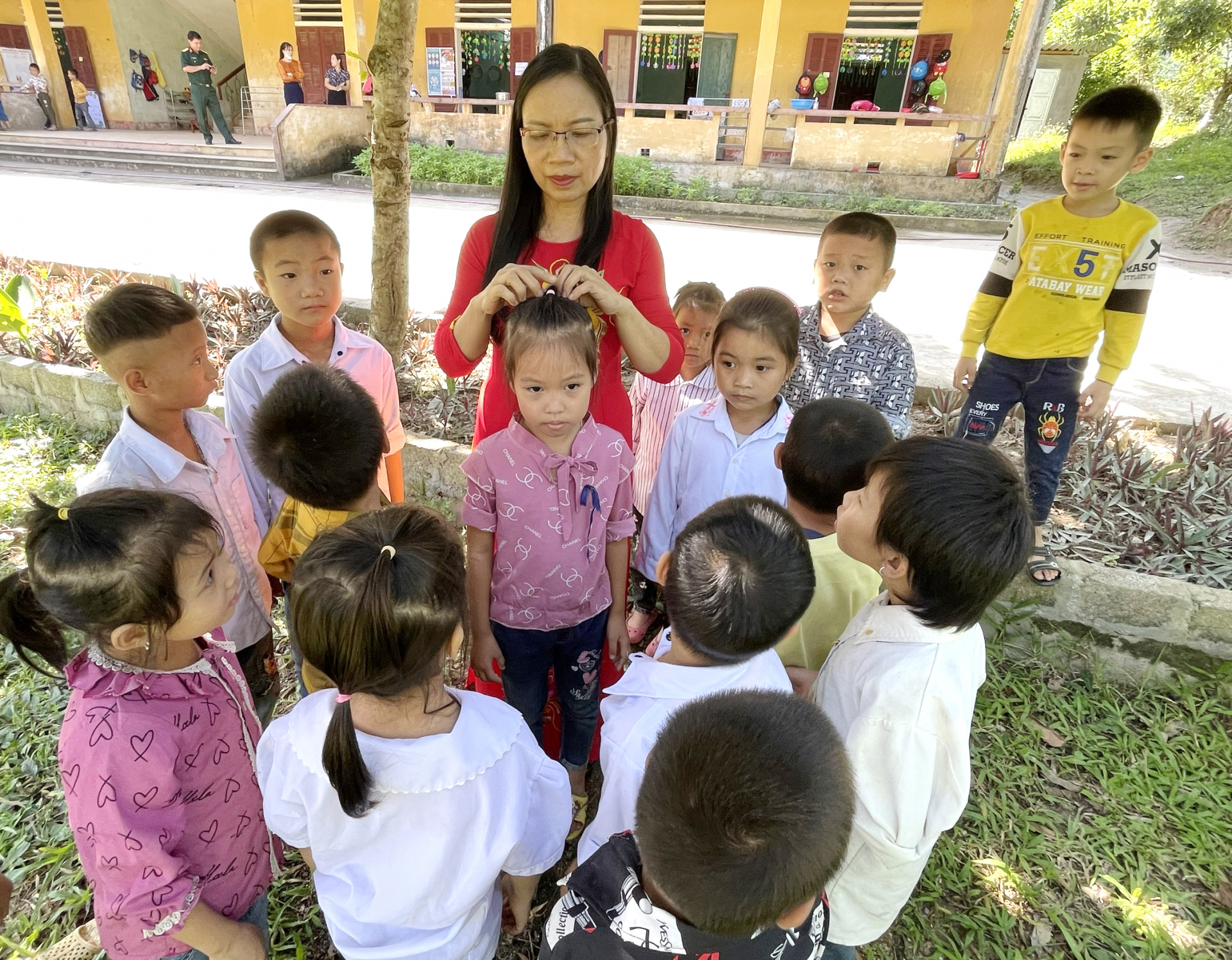  Nhà giáo Ưu tú Khương Thị Nhài bên các học trò tại điểm trường Bản Hình