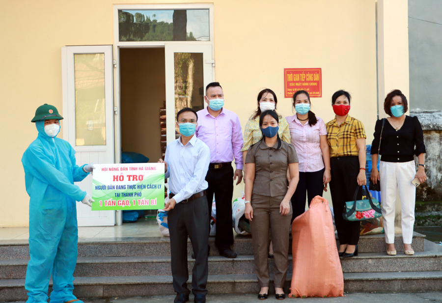 Hội Nông dân tỉnh trao tặng 2 tấn lương thực, thực phẩm cho điểm cách ly y tế tại Trung đoàn 877.