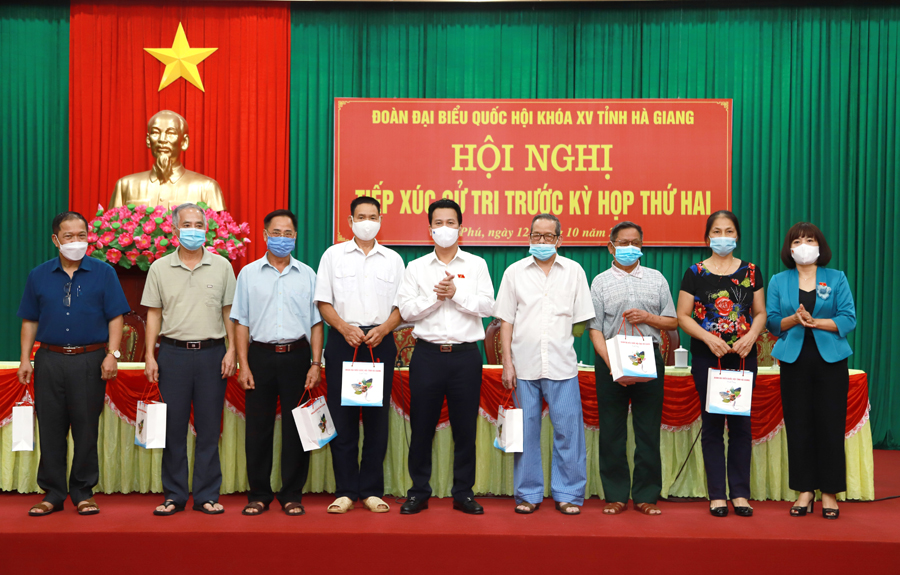 Bí thư Tỉnh ủy Đặng Quốc Khánh tặng quà các đối tượng chính sách