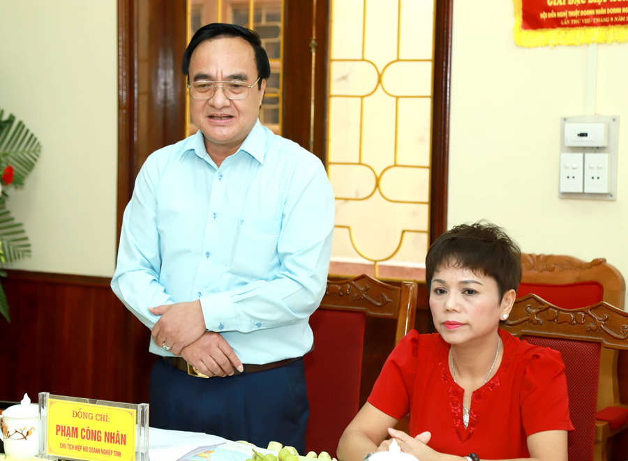 Chủ tịch Hiệp hội Doanh nghiệp tỉnh Phạm Công Nhân và đại diện các doanh nghiệp tham gia ý kiến tại buổi gặp mặt