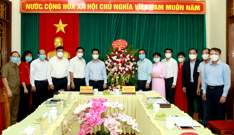 Bí thư Tỉnh ủy Đặng Quốc Khánh và Chủ tịch UBND tỉnh Nguyễn Văn Sơn tặng lẵng hoa chúc mừng Hiệp hội Doanh nghiệp tỉnh và các doanh nghiệp nhân ngày Doanh nhân