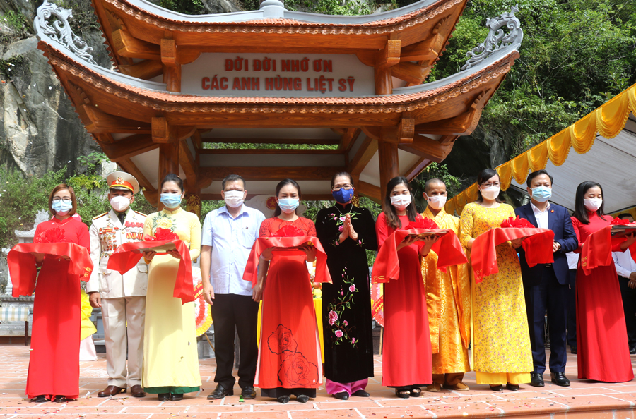 Lãnh đạo Công ty Xăng dầu Hà Giang cùng các đại biểu cắt băng khánh thành.