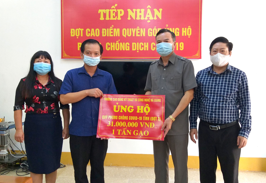 Lãnh đạo Trường Cao đẳng Kỹ thuật và Công nghệ tỉnh trao ủng hộ Quỹ phòng, chống Covid-19 (đợt 2) cho Ủy ban MTTQ tỉnh.