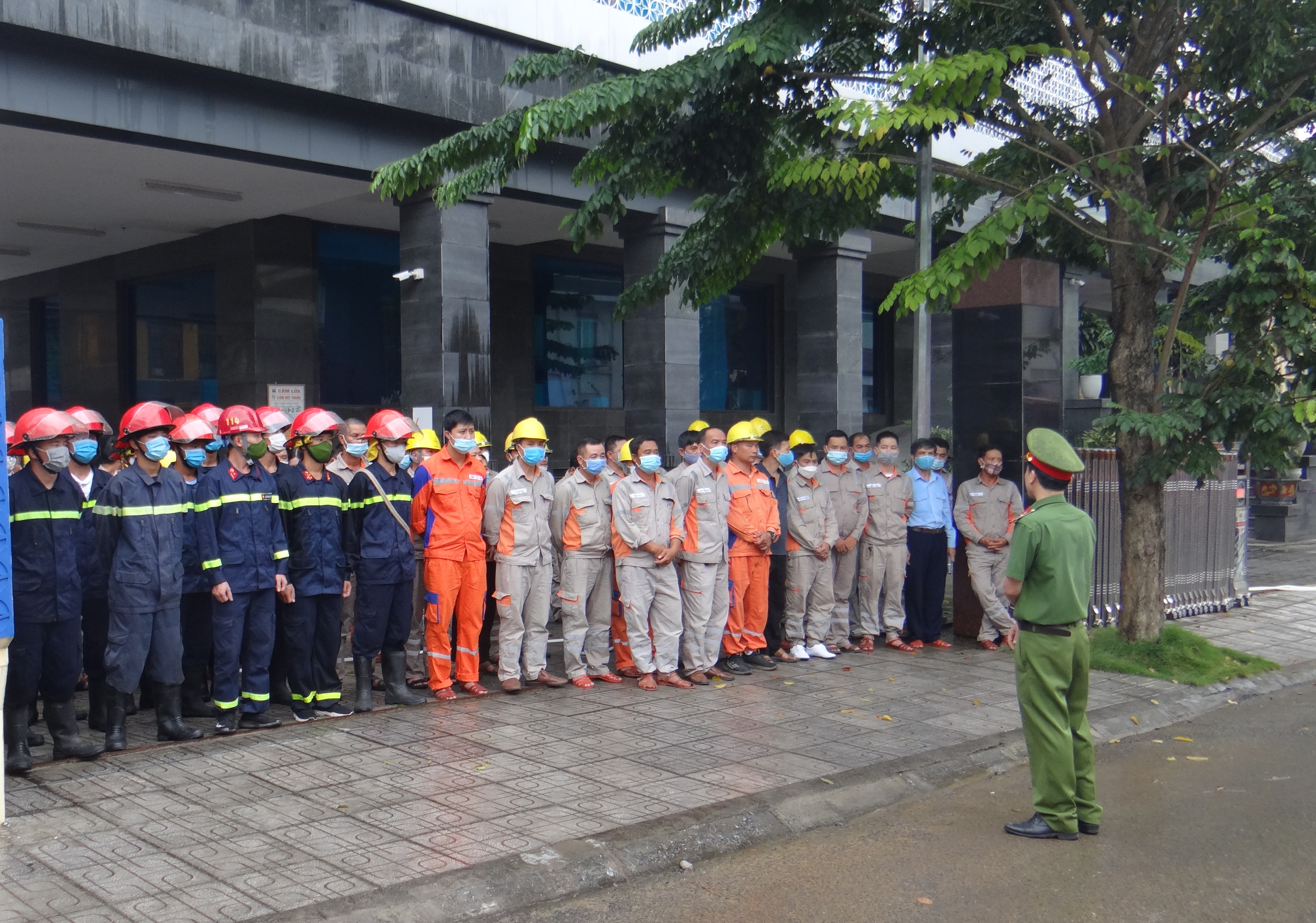 Các học viên học tập phần lý thuyết