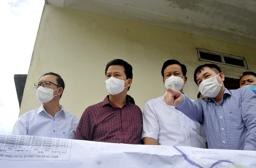 Các đồng chí lãnh đạo tỉnh và Viện Khoa học thủy lợi Việt Nam khảo sát địa điểm xây dựng đập dâng nước thuộc khu vực tổ 18, phường Nguyễn Trãi.