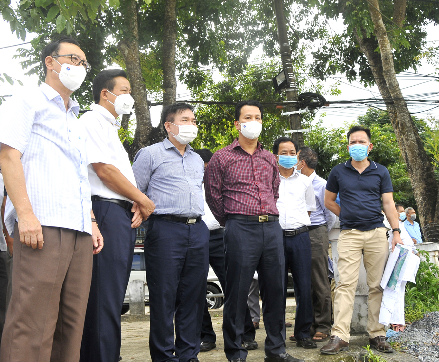 Các đồng chí lãnh đạo tỉnh và Viện Khoa học thủy lợi Việt Nam khảo sát khu vực bến thuyền tại vị trí Chi cục Thuế thành phố.