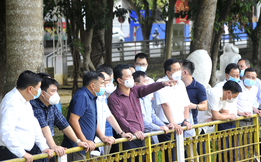 Các đồng chí lãnh đạo tỉnh và Viện Khoa học thủy lợi Việt Nam khảo sát vị trí bến thuyền tại Km0.