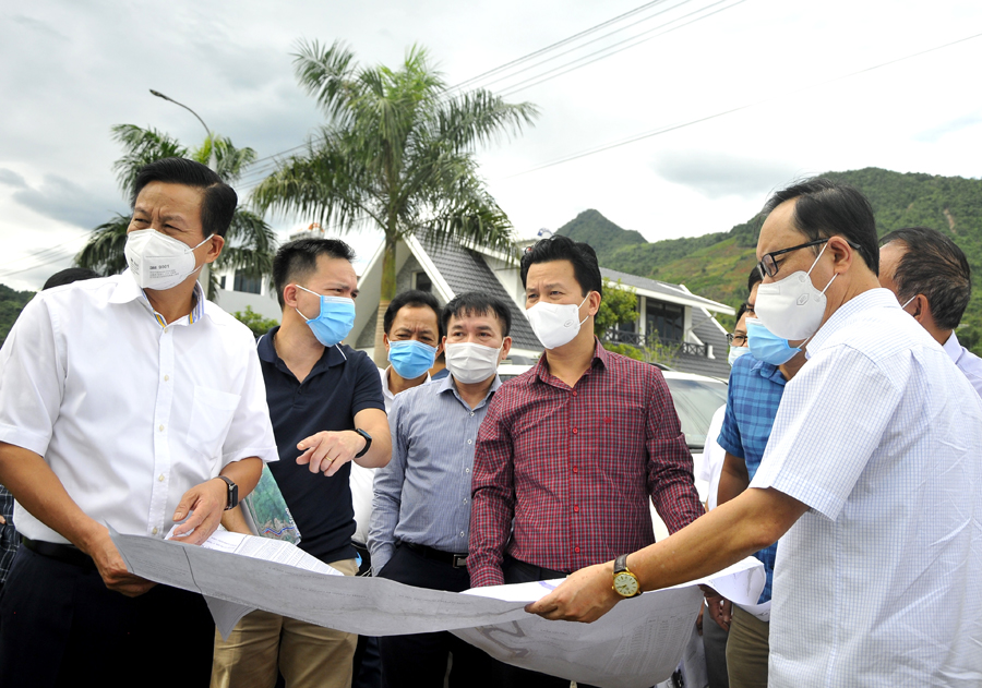 Các đồng chí lãnh đạo tỉnh và Viện Khoa học thủy lợi Việt Nam khảo vị trí thượng lưu đập dâng nước thuộc khu vực phường Quang Trung. 