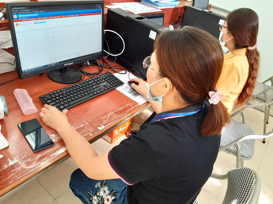 Cán bộ, công chức xã Xín Chải (Vị Xuyên) thực hiện công việc qua Cổng dịch vụ công trực tuyến. 