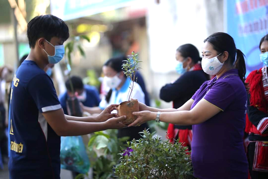 Mô hình “Đổi rác thải nhựa lấy cây xanh” của Hội LHPN huyện.                                      Ảnh: Tư liệu