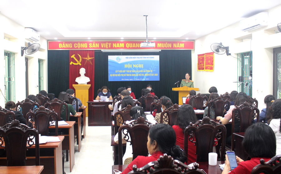 Các đại biểu góp ý vào Dự thảo báo cáo chính trị tại hội nghị.