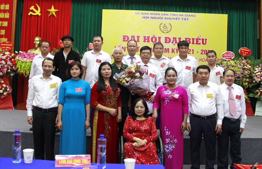 Phó Bí thư Tỉnh ủy Nguyễn Mạnh Dũng và Phó Chủ tịch UBND tỉnh Trần Đức Quý chúc mừng BCH Hội NKT tỉnh khóa IV  