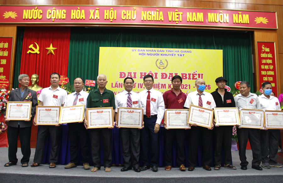 Các tập thể, cá nhân có thành tích xuất sắc nhận Giấy khen của Hội NKT tỉnh