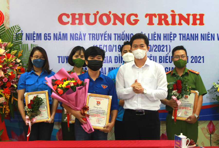 Đồng chí Vũ Mạnh Hà trao giải cho tác phẩm “Há ía được mùa yêu”, thuộc đơn vị Đoàn khối Cơ quan- doanh nghiệp tỉnh đã đạt giải Nhất cuộc thi sáng tác MV 