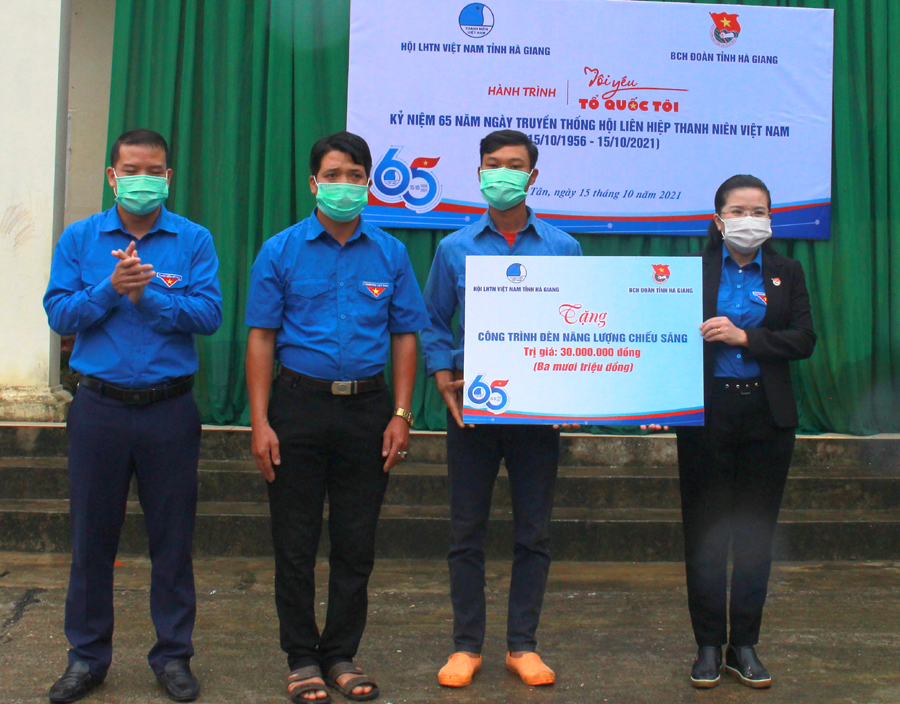 Lãnh đạo Hội LHTN tỉnh tặng Bằng khen cho các tập thể có thành tích xuất sắc trong đợt thi đua cao điểm chào mừng ngày truyền thống Hội LHTN