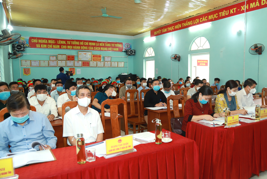 Các đại biểu và cử tri tham dự buổi tiếp xúc