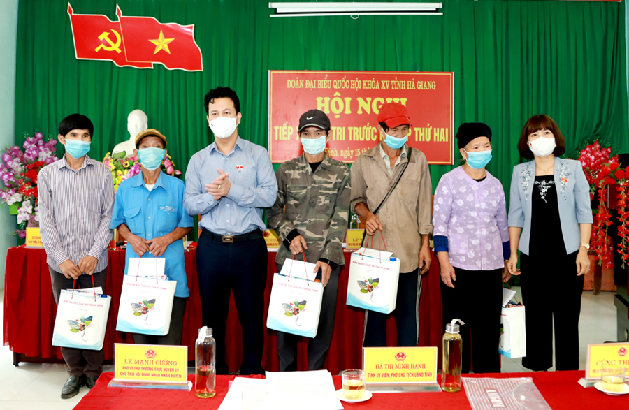 Bí thư Tỉnh ủy Đặng Quốc Khánh và Phó Trưởng đoàn đại biểu Quốc hội khóa XV của tỉnh Lý Thị Lan tặng quà các hộ chính sách