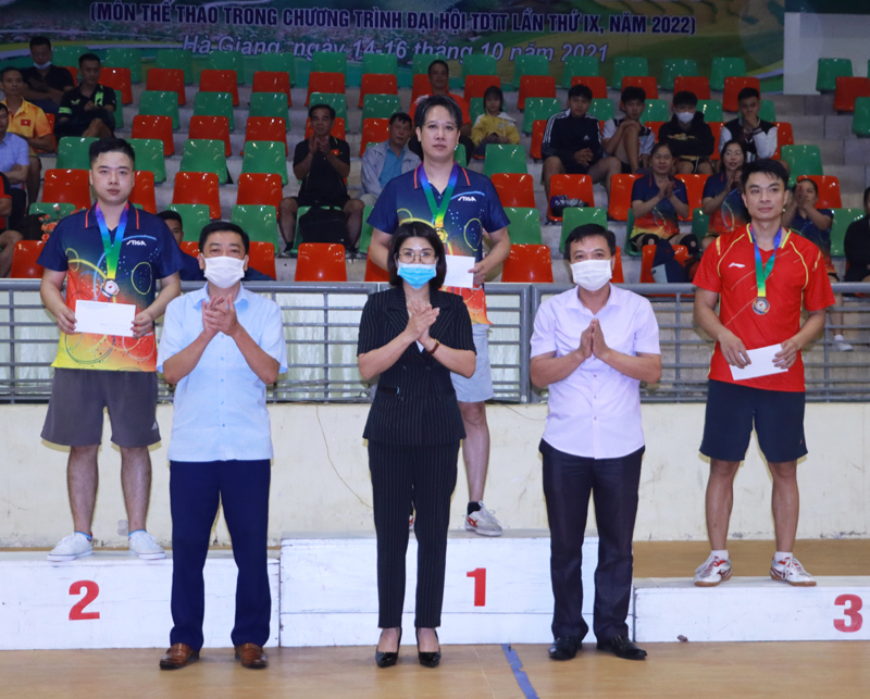 Ban Tổ chức trao giải cho các đội tham gia.