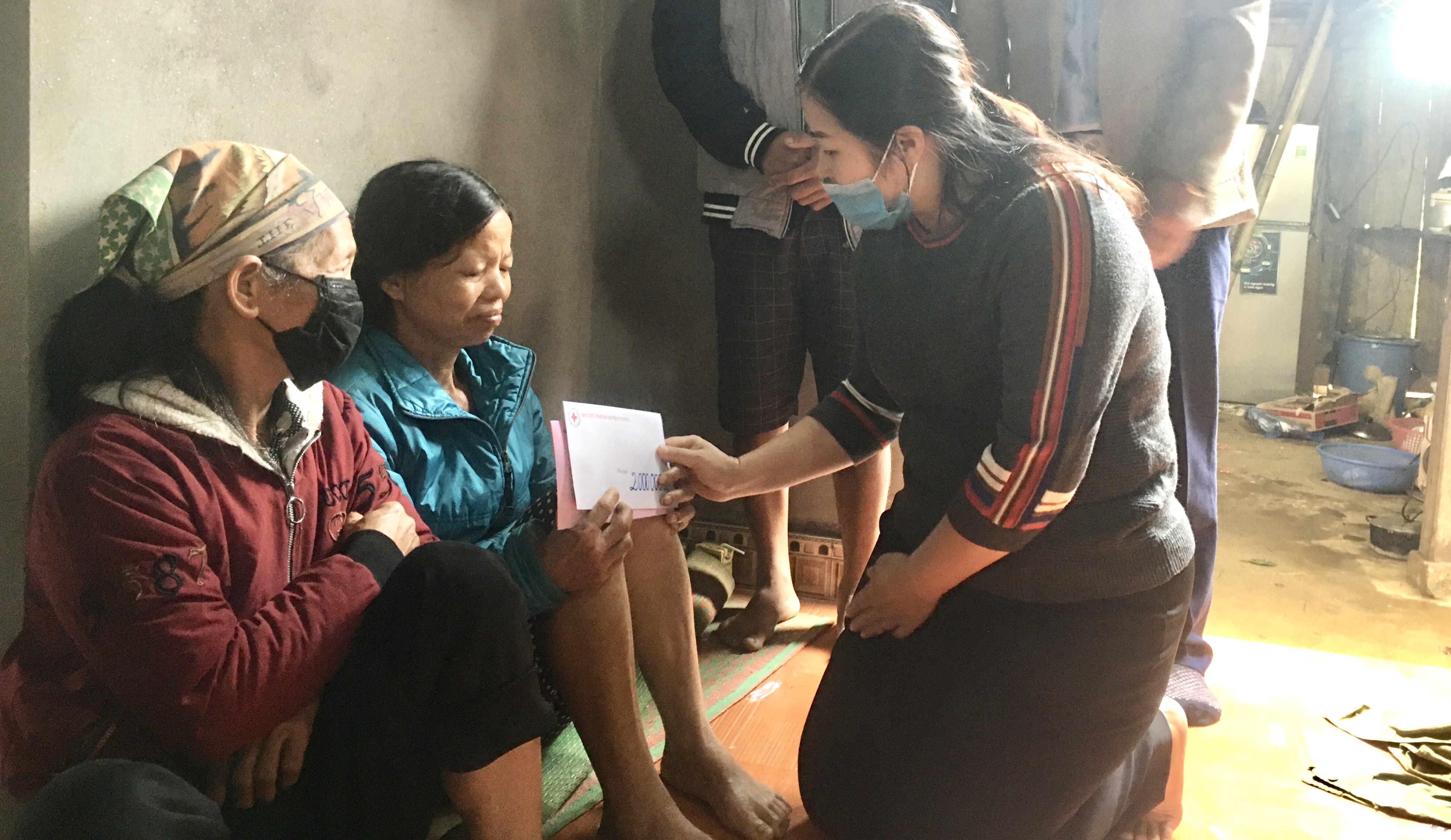Phó Chủ tịch UBND huyện Đặng Thị Phượng thăm hỏi, động viên gia đình anh Phùng Văn Thiết thôn Minh Thành, xã Ngọc Minh.